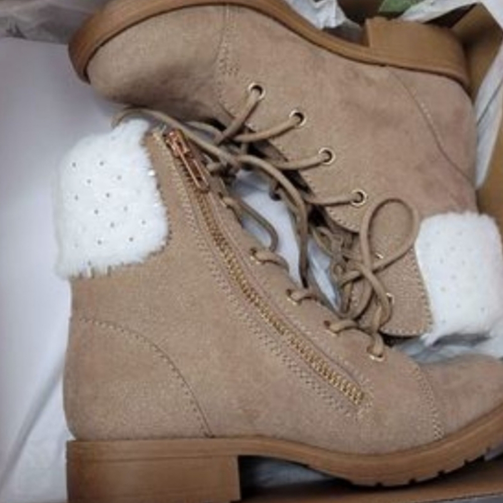 NEW NEVER WORN Girls Boots (Size 13)